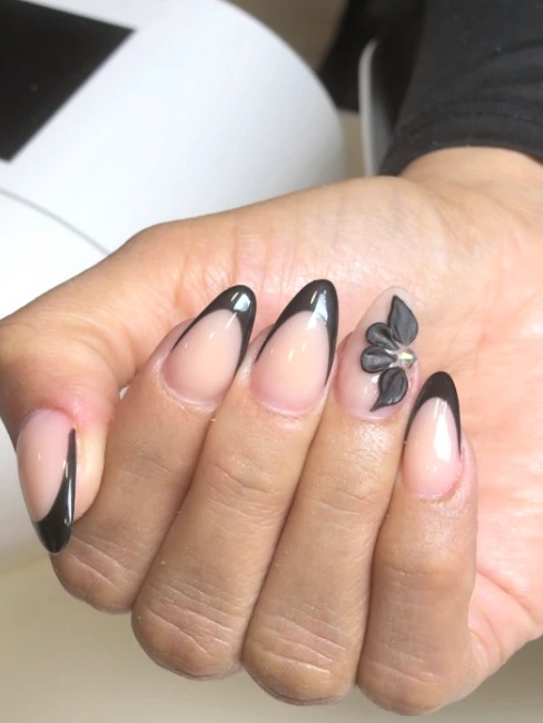 Uñas almendradas con french negro y flor 3D