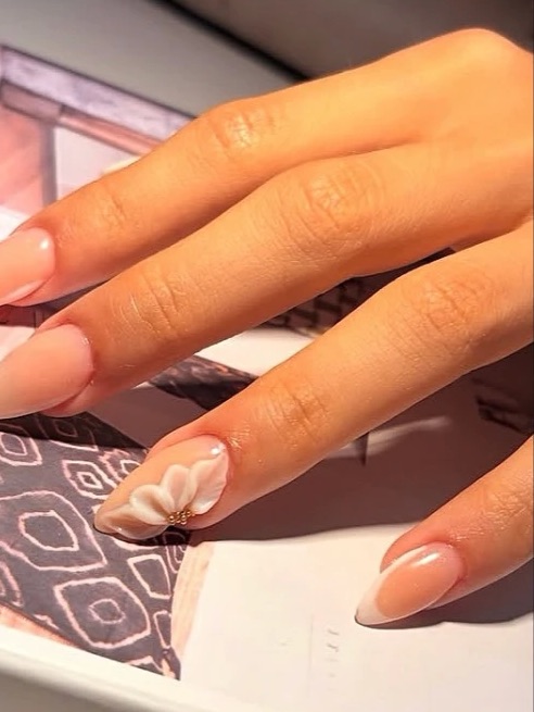 Uñas nude con flor en relieve