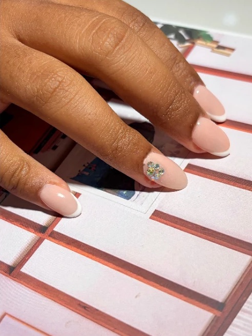 Manicura french nude con piedra
