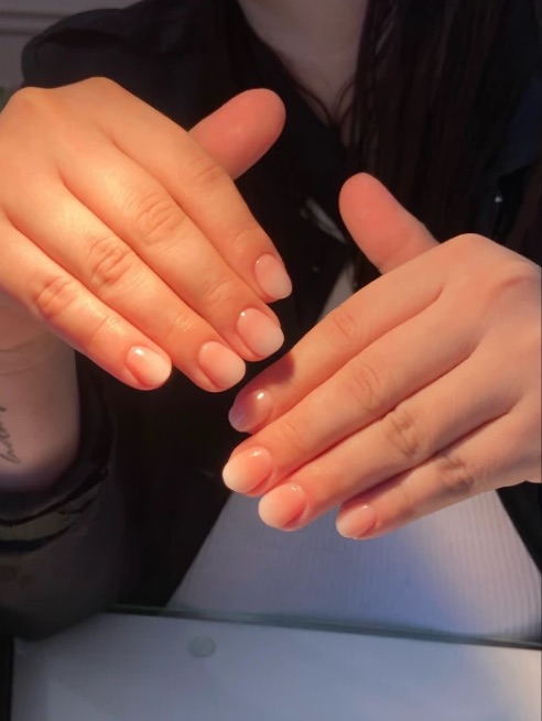 Manicura natural en tono nude