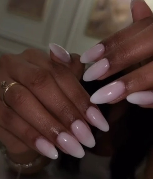 Uñas rosa lechoso
